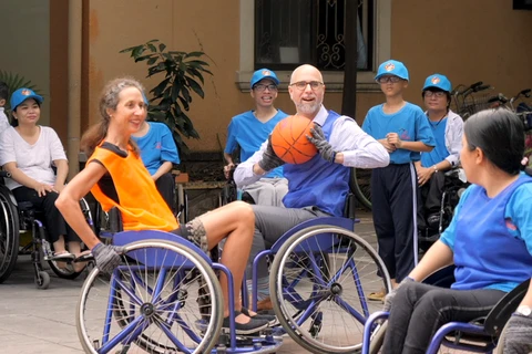 Embajadores de países europeos comparten con jóvenes con discapacidad en ocasión del Tet