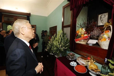 Máximo dirigente del PCV ofrece inciensos en homenaje al Presidente Ho Chi Minh