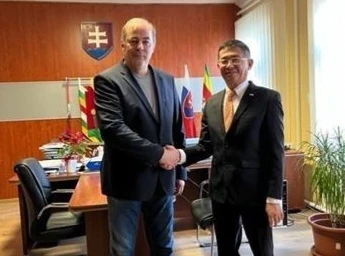 Embajador vietnamita visita ciudad de Horne Saliby en Eslovaquia 