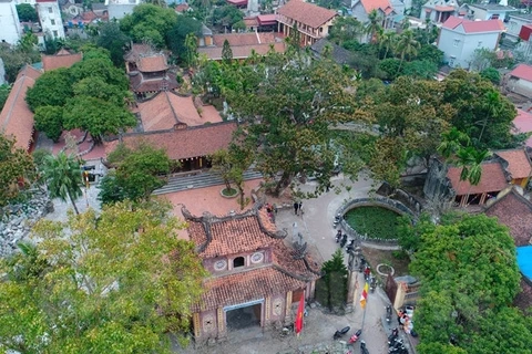 Tour de primavera a una antigua pagoda en la provincia de Hai Duong