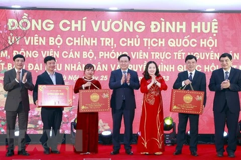 Dirigente legislativo vietnamita envía saludos del Tet a dos medios de comunicación