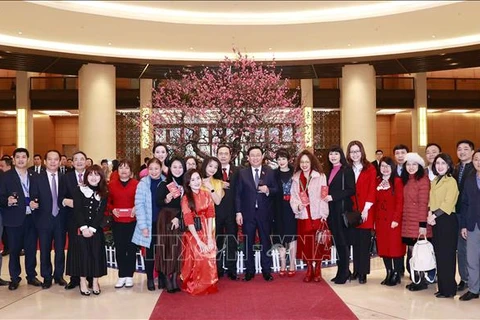 Presidente parlamentario de Vietnam felicita al personal de la Oficina legislativa