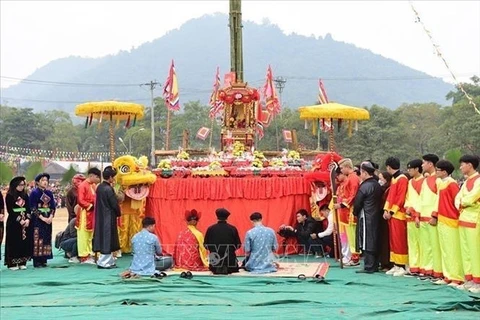 Etnia minoritaria Tay de Vietnam celebra su festejo tradicional Long Tong