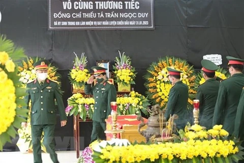 Entregan Orden póstuma de Defensa de Patria a piloto Tran Ngoc Duy 