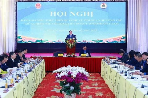 Premier vietnamita insta a implementar tareas para mejorar calidad de vida de empleados 