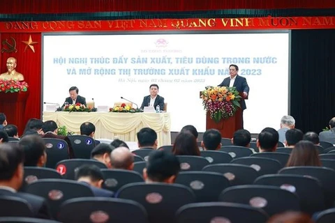 Premier vietnamita orienta tareas del sector de industria y comercio