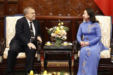 Presidenta interina de Vietnam recibe al embajador brasileño 