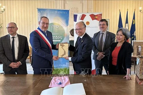 Vietnam fortalece cooperación con ciudad francesa de Saintes