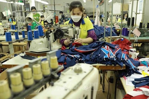 Empresas de confección vietnamitas dispuestas a contratar más trabajadores
