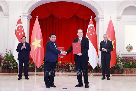 Visitas del premier de Vietnam generan nuevo impulso para lazos con Singapur y Brunei