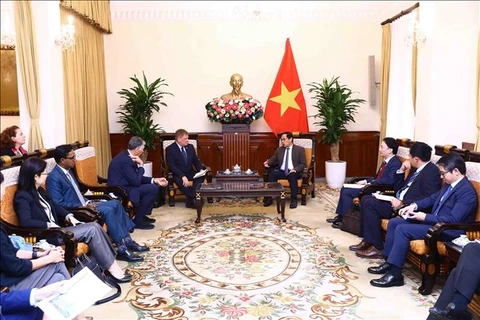 Canciller vietnamita promete apoyo a nexos comerciales y de inversiones con UE