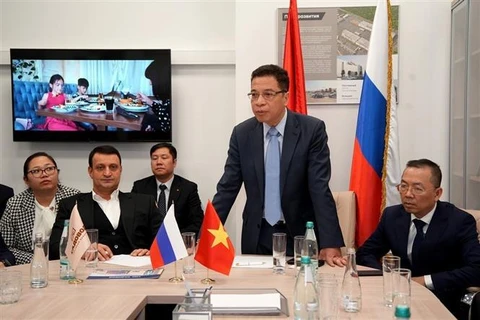 Actualizan situación de negocios de vietnamitas en Moscú
