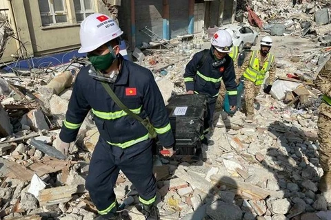 Rescatistas vietnamitas consiguen localizar víctimas del terremoto en Turquía