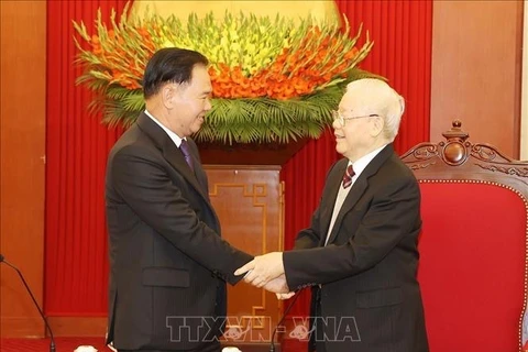 Máximo dirigente del PCV recibe a delegación partidista de Laos