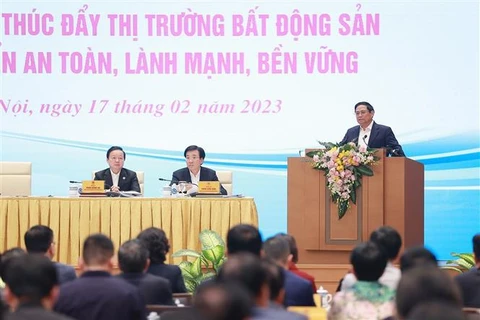 Primer ministro vietnamita exhorta a desarrollar mercado inmobiliario seguro y sostenible