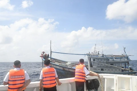 Remolcan barco pesquero en peligro para su reparación en isla vietnamita