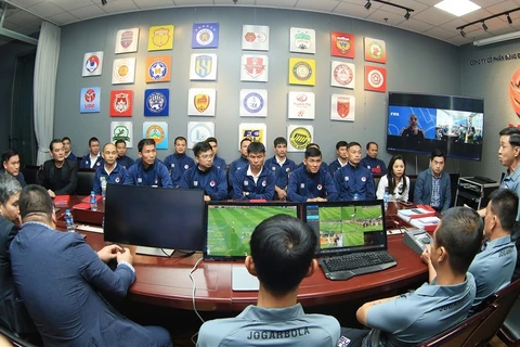Capacitan con tecnología VAR a árbitros vietnamitas de fútbol 