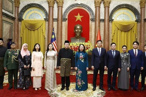 Presidenta interina vietnamita recibe a embajadores de Suiza, Malasia y Camboya