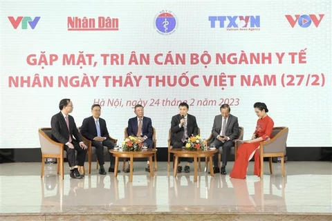 Órganos periodísticos de Vietnam resaltan esfuerzos del personal de salud