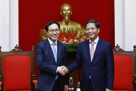 Recibe dirigente partidista a director general de Samsung Vietnam