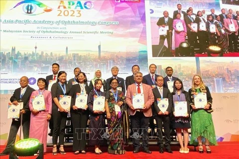 Médico vietnamita honrado con premio de Asia – Pacífico por sus aportes a prevención de ceguera