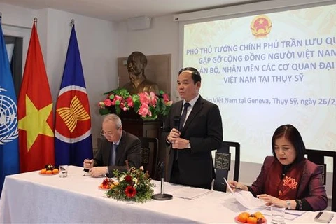 Viceprimer ministro de Vietnam se reúne con compatriotas en Suiza