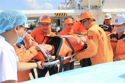 Rescatan a tripulante extranjero con ataque cardíaco en aguas vietnamitas