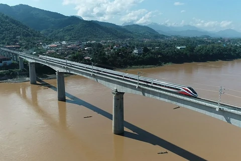 Ruta ferroviaria Laos – China ayuda a promover comercio transfronterizo