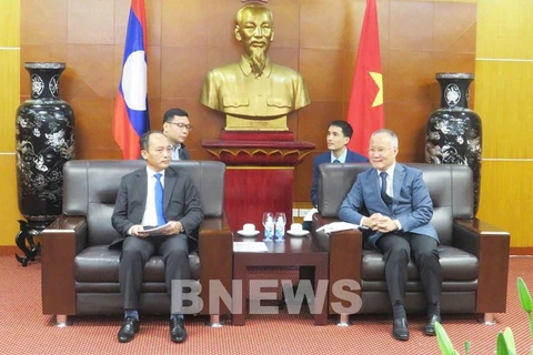 Vietnam y Laos estrechan cooperación en comercio e industria