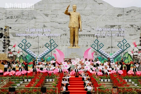 Emocionante festival de Hoa Ban en ciudad vietnamita