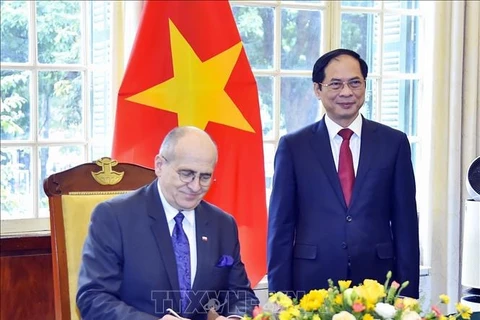 Vietnam otorga gran importancia al fomento de nexos con Polonia, destaca canciller
