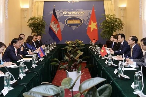 Vietnam y Camboya fomentan cooperación multilateral