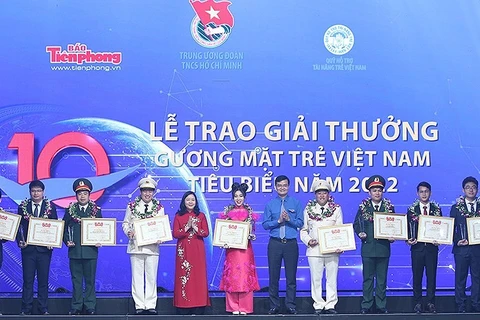 Honran a jóvenes vietnamitas destacados en 2022