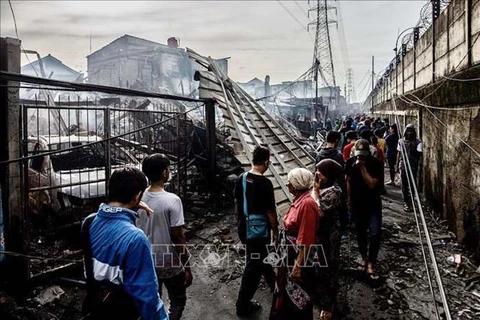 Indonesia: Número de muertos en incendio del depósito de combustible aumenta a 33