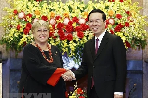 Presidente vietnamita dialoga con exmandataria chilena