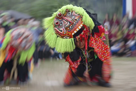 Minorías étnicas en Vietnam preservan la danza tradicional del león-gato 
