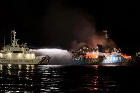 Al menos 10 muertos en incendio de transbordador en Filipinas