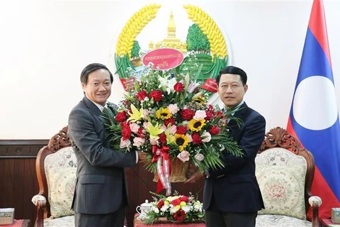 Embajador vietnamita felicita fiesta tradicional Bunpimay de Laos 