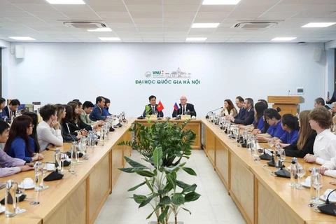 Viceprimer ministro ruso visita Universidad Nacional de Hanoi 