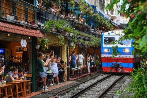 Prohiben recorridos por cafeterías a lo largo de la calle del tren de Hanoi