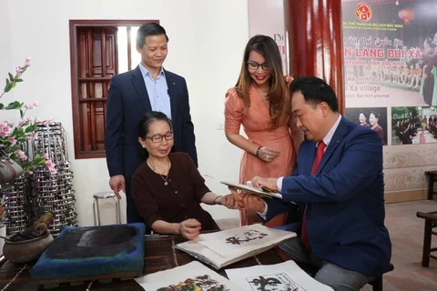 Diplomáticos extranjeros descubren belleza cultural de provincia vietnamita de Bac Ninh