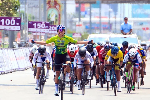 Representante vietnamita impresiona en carrera tailandesa de ciclismo