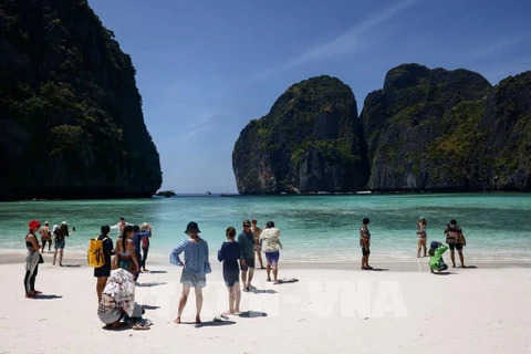 Isla tailandesa recauda decenas de miles de dólares por tarifas de entrada
