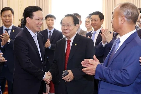 Presidente de Vietnam visita comunidad vietnamita en Laos 
