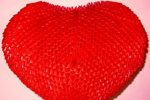 Camboya rompe récord mundial por exhibición más grande de corazones de origami