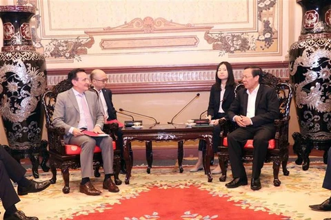 Ciudad Ho Chi Minh y grupo AstraZeneca promueven cooperación