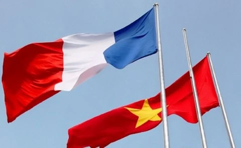 Dirigentes de Vietnam felicitan a sus homólogos franceses con motivo del 50 aniversario de nexos