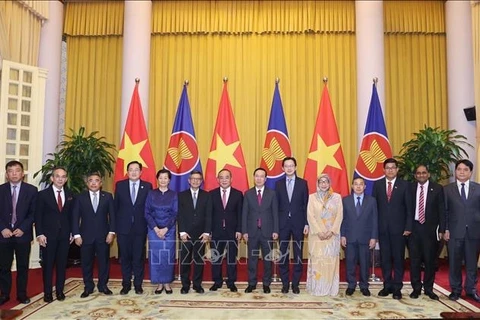 Presidente vietnamita recibe a embajadores de la ASEAN