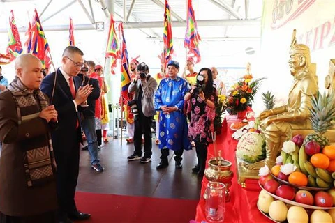 Vietnamitas en extranjero rinden homenaje a los reyes Hung