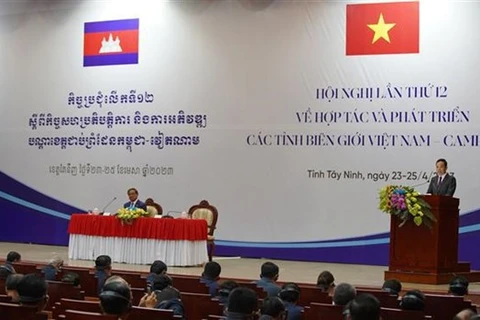 Efectúan XII Conferencia sobre cooperación de provincias fronterizas Vietnam-Camboya